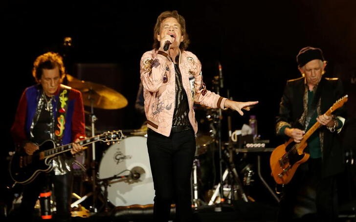 &copy; Reuters. Foto de archivo de Mick Jagger, Keith Richards y Ronnie Wood en un concierto de los Rolling Stones en la gira No Filter Tour en el SoFi Stadium en Inglewood, California
Oct 14, 2021.  REUTERS/Mario Anzuoni