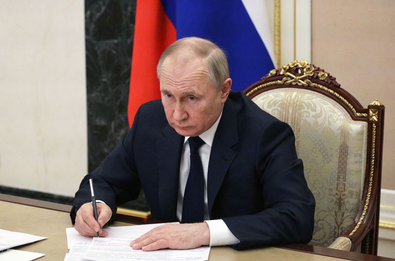&copy; Reuters. الرئيس الروسي فلاديمير بوتين خلال اجتماع في موسكو يوم 10 مارس آذار 2022. صورة من الكرملين حصلت عليها رويترز من طرف ثالث