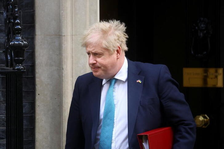 &copy; Reuters. رئيس الوزراء البريطاني بوريس جونسون يغادر 10 داونينج ستريت في التاسع من مارس آذار 2022. رويترز