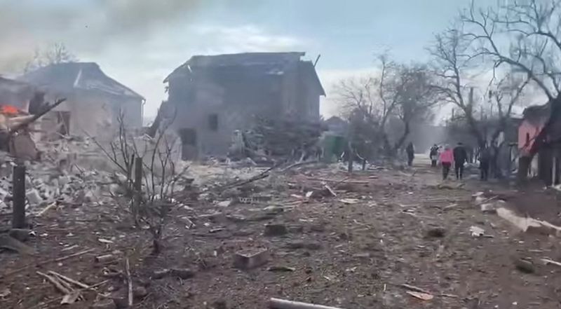 © Reuters. Las secuelas de un bombardeo en una zona residencial en Mariúpol el 10 de marzo del 2022. Fuerzas Armadas de Ucrania/Handout via REUTERS  