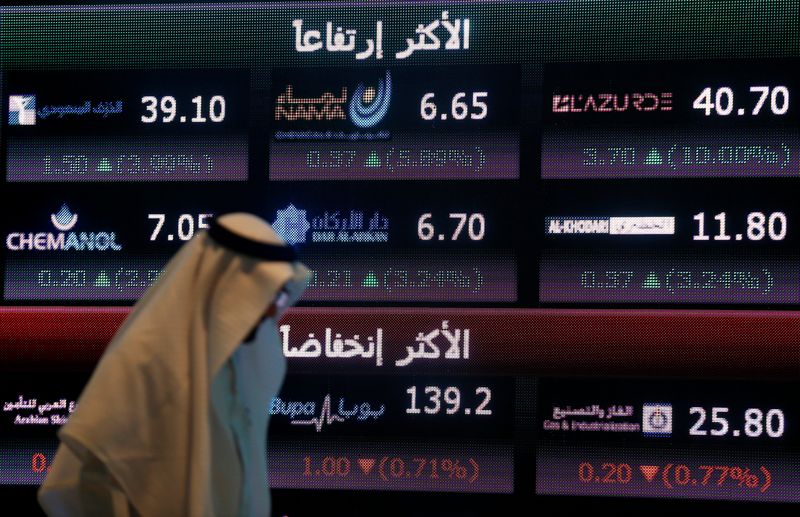 &copy; Reuters. البورصة السعودية من الداخل في صورة من أرشيف رويترز