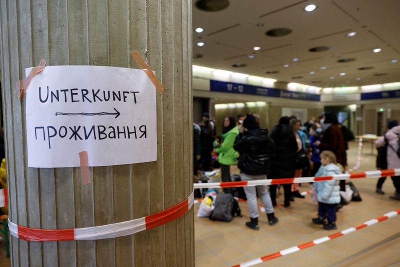 &copy; Reuters. FOTO DE ARCHIVO: Una señal con la palabra "alojamiento" escrita en alemán y ucraniano en un campamento para los refugiados de la invasión rusa de Ucrania en Berlín, Alemania, el 11 de marzo de 2022. REUTERS/Michele Tantussi