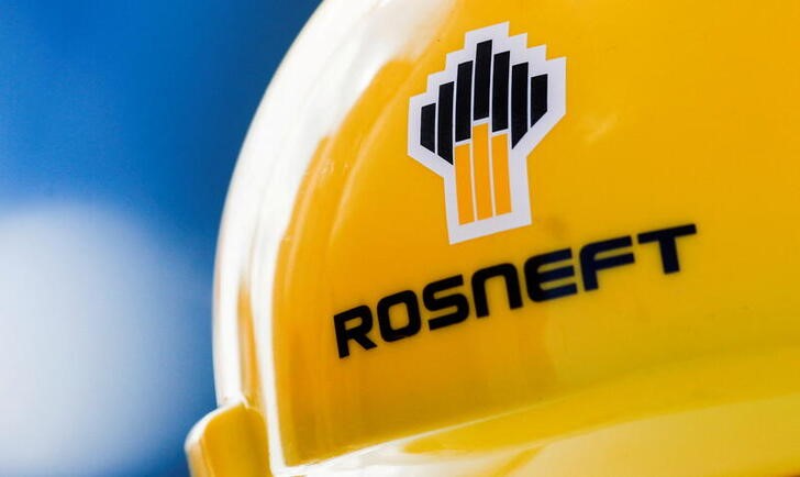 &copy; Reuters. Foto de archivo del logo de Rosneft en el casco de un trabajador petrolero