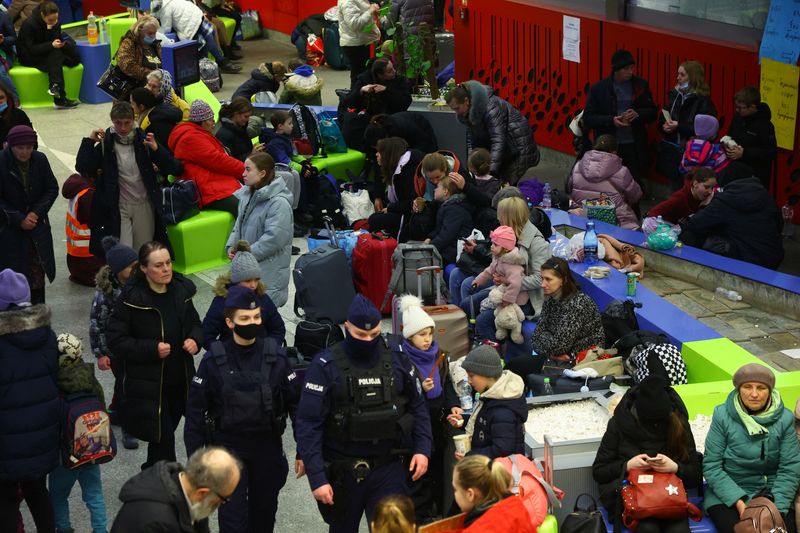 &copy; Reuters. Diverse persone presso una stazione ferroviaria a Cracovia, fuggiti dall'invasione russa in Ucraina. REUTERS/Fabrizio Bensch