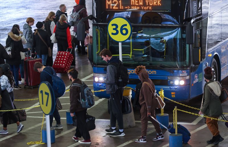 &copy; Reuters. FILE PHOTO: Travellers board a bus bound for New York at Union Station ahead of the Thanksgiving holiday in Washington, U.S., November 24, 2021. REUTERS/Evelyn Hockstein
