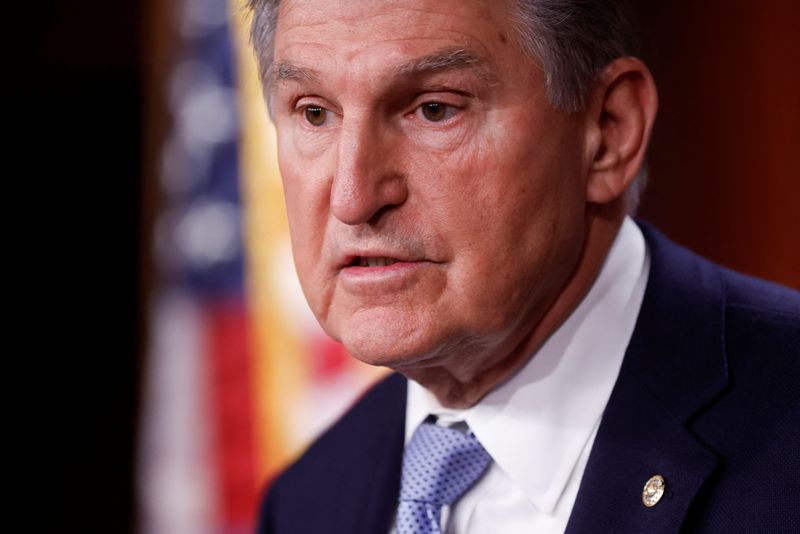 &copy; Reuters. FILE PHOTO: U.S. Senator Joe Manchin (D-WV) leads a group of legislators to introduce a bill to ban Russian energy imports, at the U.S. Capitol in Washington, U.S., March 3, 2022. REUTERS/Jonathan Ernst