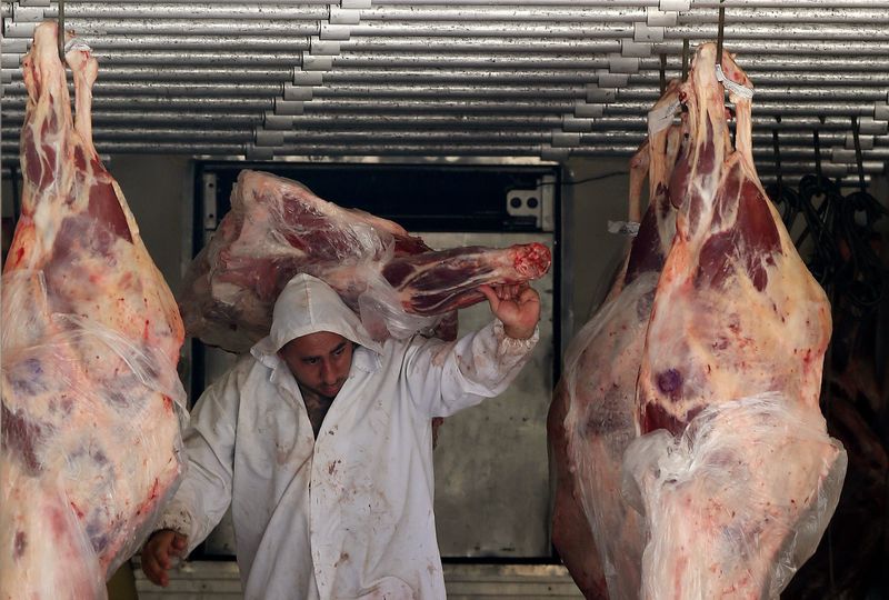 &copy; Reuters. FILE PHOTO: A butcher unloads beef from a truck outside a butcher's shop in Sao Paulo, Brazil July 27, 2017. REUTERS/Paulo Whitaker