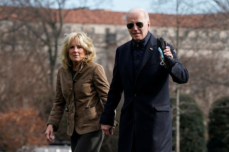 &copy; Reuters. Presidente dos EUA, Joe Biden, e a mulher, Jill, na Casa Branca
13/03/2022
REUTERS/Joshua Roberts