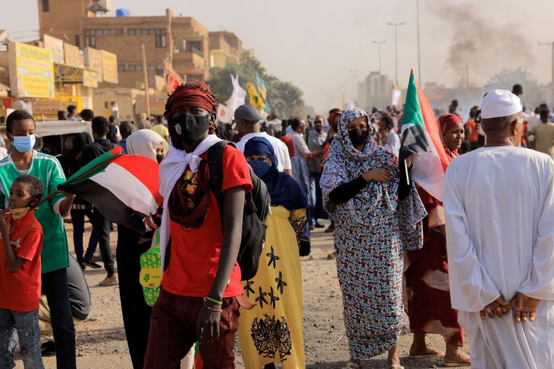 &copy; Reuters. محتجون في مسيرة ضد الحكم العسكري في العاصمة السودانية الخرطوم في العاشر من فبراير شباط 2022 .
تصوير: محمد نور الدين عبد الله 

