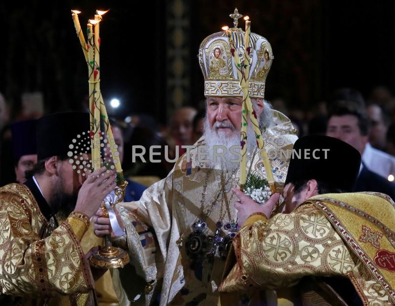 &copy; Reuters. Il Patriarca di Mosca Kirill celebra il Natale ortodosso nella Chiesa del Cristo Slavatore di Mosca. 6 gennaio 2018.. REUTERS/Maxim Shemetov/File Photo