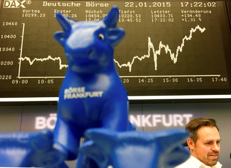 &copy; Reuters. FOTO DE ARCHIVO: Una figura de toro de plástico, símbolo de la bolsa de Fráncfort, es fotografiada frente al tablero del índice bursátil alemán DAX en la bolsa de Fráncfort. 22 de enero de 2015. REUTERS/Kai Pfaffenbach/