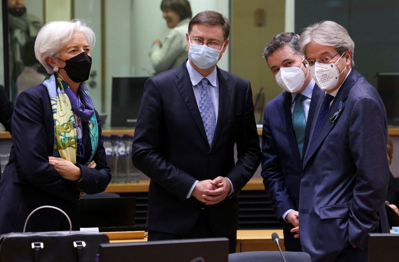 © Reuters. European Commissioner for Economy Paolo Gentiloni, European Commission Vice-President Valdis Dombrovskis, Finance Minister of Ireland and President of Eurogroup Paschal Donohoe and President of European Central Bank Christine Lagarde stand at the beginning of a Eurozone finance ministers meeting in Brussels, Belgium March 14, 2022. REUTERS/Yves Herman