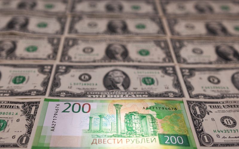 © Reuters. Russian Rouble banknote is placed on U.S. Dollar banknotes in this illustration taken, February 24, 2022. REUTERS/Dado Ruvic/Illustration