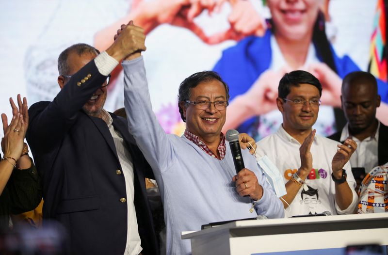 &copy; Reuters. El candidato presidencial colombiano Gustavo Petro celebra su triunfo en la consulta de la coalición de izquierda Pacto Histórico, en Bogotá, Colombia, 13 de marzo, 2022. REUTERS/Luisa González