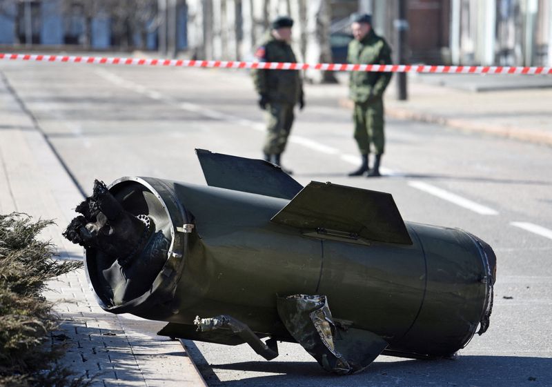 &copy; Reuters. Fragmento de míssil em rua de Donetsk, em área controlada por separatistas na Ucrânia
14/03/2022
REUTERS/Stringer