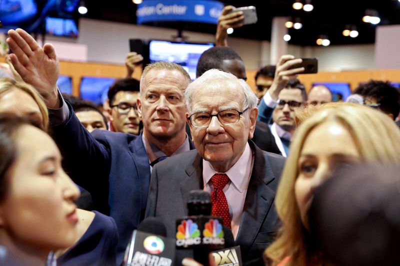 &copy; Reuters. FILE PHOTO: Berkshire Hathaway Chairman Warren Buffett walks through the exhibit hall as shareholders gather to hear from the billionaire investor at Berkshire Hathaway Inc's annual shareholder meeting in Omaha, Nebraska, U.S., May 4, 2019.   REUTERS/Scot