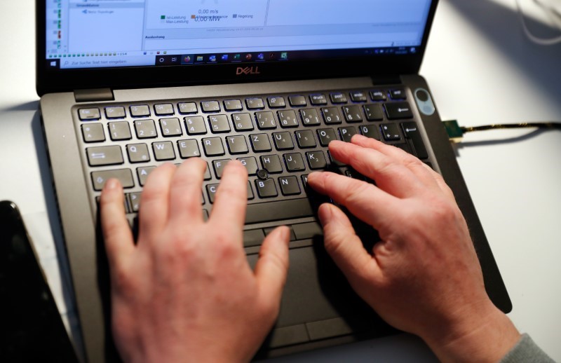 © Reuters. Pessoa digita em teclado de laptop
19/03/2020
REUTERS/Fabrizio Bensch