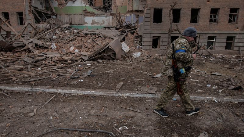 &copy; Reuters. Militar ucraniano passa por prédio destruído em Okhtyrka
14/03/2022
Iryna Rybakova/Serviço de imprensa das forças ucranianas/Divulgação via REUTERS