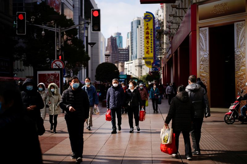 &copy; Reuters. People wearing protective masks visit a main shopping area, following new cases of the coronavirus disease (COVID-19), in Shanghai, China January 21, 2022. REUTERS/Aly Song/Files