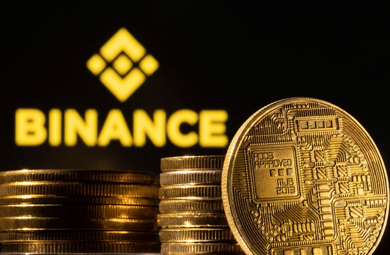 &copy; Reuters. FILE PHOTO: A representation of the cryptocurrency is seen in front of Binance logo in this illustration taken, March 4, 2022. REUTERS/Dado Ruvic/Illustration