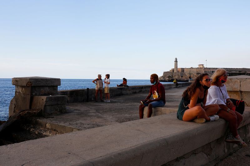 &copy; Reuters. FOTO DE ARCHIVO: Varias personas en El Malecón de La Habana, Cuba, el 8 de febrero de 2022. REUTERS/Amanda Perobelli