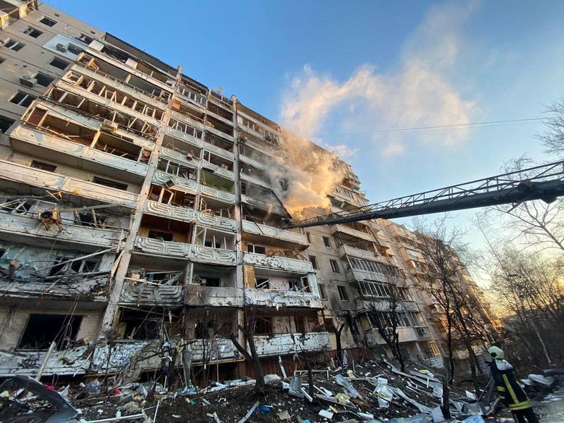 &copy; Reuters. Equipos de rescate trabajan junto a un edificio residencial dañado por los bombardeos, mientras continúa el ataque de Rusia a Ucrania, en Kiev, Ucrania, en esta imagen publicada el 15 de marzo de 2022.  REUTERS/Servicio de prensa del Servicio Estatal de