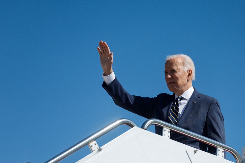&copy; Reuters. FOTO DE ARCHIVO: El presidente de Estados Unidos, Joe Biden, saluda mientras sube al Air Force One para viajar a Filadelfia desde la Base Conjunta Andrews, Maryland, Estados Unidos, 11 de marzo de 2022. REUTERS/Jonathan Ernst