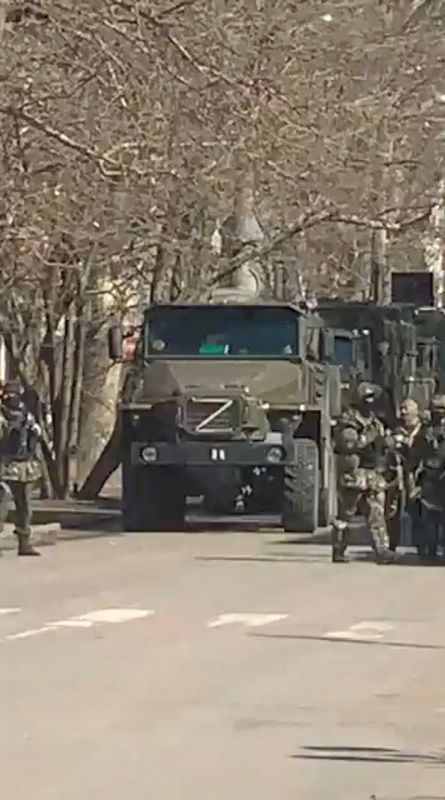 &copy; Reuters. صورة التقطت من مقطع بث مباشر على وسائل التواصل الاجتماعي لما يُقال إنه قوات روسية مع حافلاتهم يقفون بعيدا فيما يحتج مدنيون أوكرانيون وسط ال