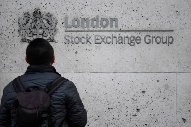 © Reuters. Les principales Bourses européennes sont attendues en nette baisse mardi après la clôture mitigée de Wall Street. Les contrats à terme sur indices suggèrent une baisse de 1,07% pour le CAC 40 à Paris, de 1,44% pour le Dax à Francfort, de 1,35% pour le FTSE 100 à Londres et de 1,59% pour l'EuroStoxx 50. /Photo d'archives/REUTERS/Toby Melville