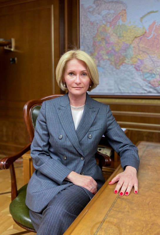 &copy; Reuters. FOTO DE ARCHIVO: La viceprimera ministra de Rusia, Viktoria Abramchenko, posa para una foto durante una entrevista con Reuters en Moscú, Rusia, el 31 de mayo de 2021. Foto tomada el 31 de mayo de 2021. REUTERS/Olesya Astakhova