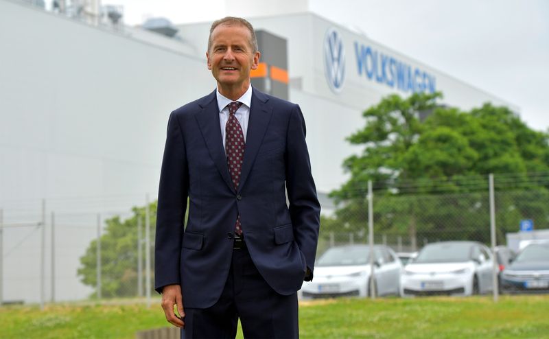 &copy; Reuters. Volkswagen CEO Herbert Diess looks on during his visit to Volkswagen's electric car plant in Zwickau, Germany, June 23, 2021. REUTERS/Matthias Rietschel/Files