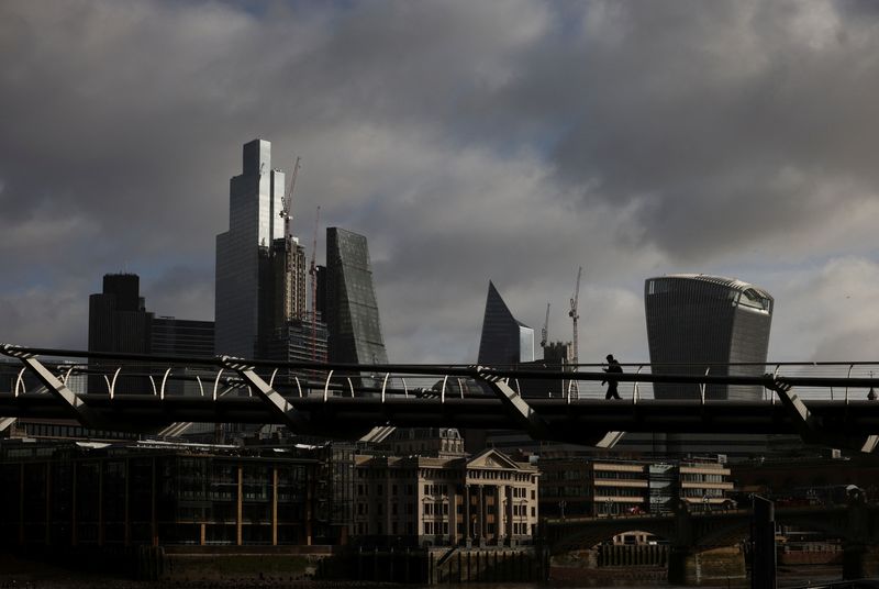 &copy; Reuters. FOTO DE ARCHIVO: El distrito financiero de la City de Londres en Londres, el Reino Unido, el 16 de febrero de 2022. REUTERS/Henry Nicholls