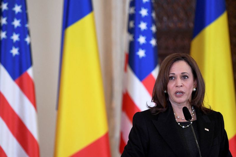 &copy; Reuters. FILE PHOTO: U.S. Vice President Kamala Harris attends a news conference with Romanian President Klaus Iohannis following meetings at Cotroceni Palace, amid Russia's invasion of Ukraine, in Bucharest, Romania, March 11, 2022. Saul Loeb/Pool via REUTERS