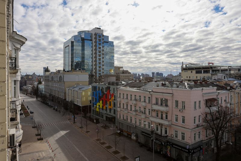 &copy; Reuters. شارع خاو، خلال الحظر بعدما شنت روسيا عملية عسكرية كبيرة على أوكرانيا، في كييف يوم 27 فبراير شباط 2022. تصوير: أوميت بكطاش - رويترز