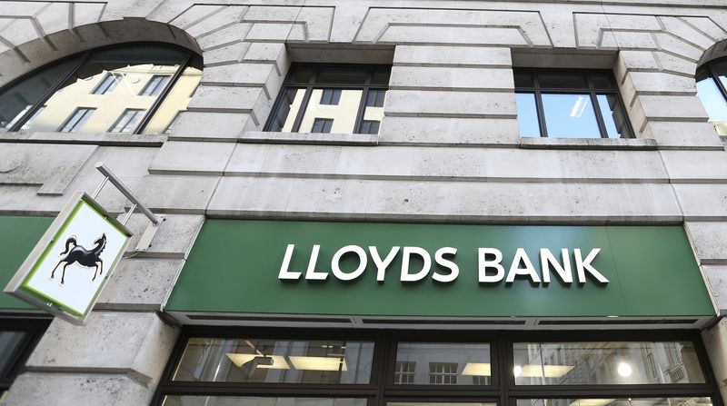 &copy; Reuters. FILE PHOTO: The signage is seen at a branch of Lloyds bank in central London February 13, 2014. REUTERS/Paul Hackett