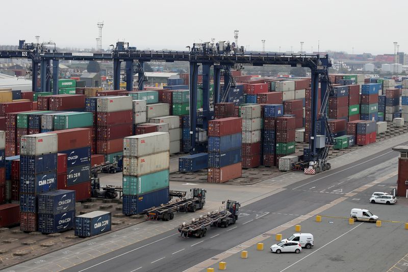 &copy; Reuters. FOTO DE ARCHIVO: Vista general de contenedores de carga en el puerto de Felixstowe, Reino Unido, el 16 de abril de 2019. REUTERS/Chris Radburn