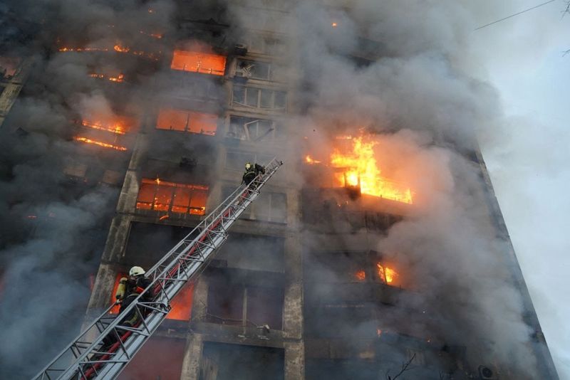 &copy; Reuters. Equipes de resgate trabalham em prédio residencial atingido por disparos de artilharia em Kiev
15/03/2022 Serviço de Imprensa do Serviço Estatal de Emergência da Ucrânia/Divulgação via REUTERS