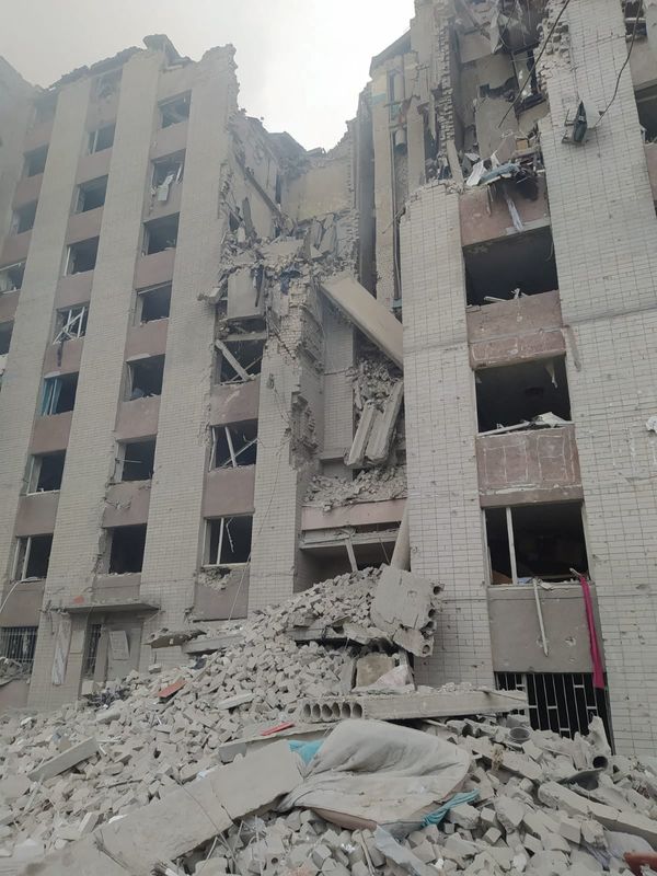 &copy; Reuters. منظر عام لمبنى سكني مدمر في أعقاب غارة جوية مع الغزو الروسي لأوكرانيا في منطقة تشيرنيهيف يوم 13 مارس آذار 2022. صورة لرويترز من الخدمة الصحفية ل
