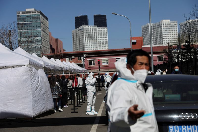 &copy; Reuters. Site de tests d'acide nucléique, dans le district de Chaoyang à Pékin. La récente flambée des cas de contamination par le coronavirus responsable du COVID-19 en Chine met à mal la stratégie "zéro COVID" retenue par Pékin. /Photo prise le 14 mars 