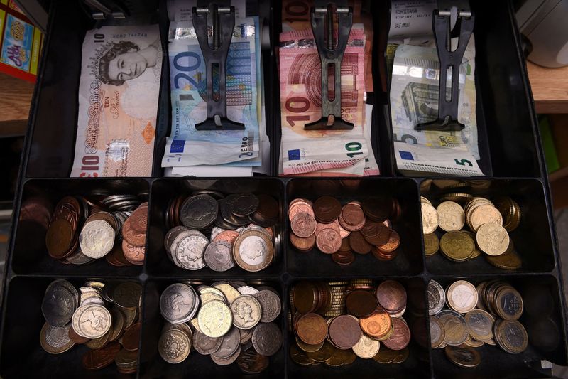 &copy; Reuters. Un  registratore di cassa di un negozio con banconote in sterline e in euro a Pettigo, in Irlanda. 14 ottobre 2016REUTERS/Clodagh Kilcoyne