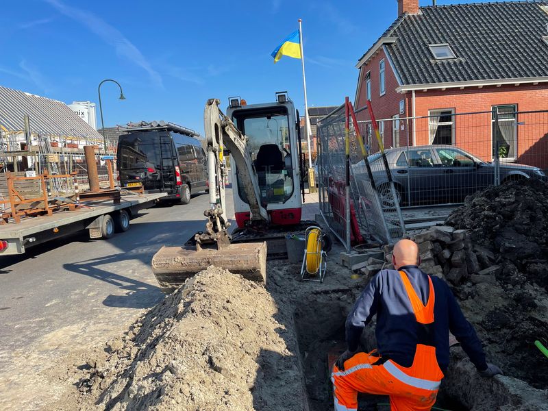 © Reuters. FILE PHOTO: A worker looks on as they rebuild homes in the northern Dutch town of Overschild, where earthquakes from natural gas extraction have made them unsafe, in Netherlands March 10, 2022. REUTERS/Anthony Deutsch