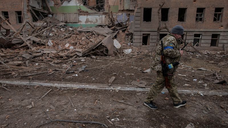 &copy; Reuters. FOTO DE ARCHIVO; Un miembro del servicio de Ucrania camina por un edificio destruido por el ataque de Rusia a Ucrania en la región de Sumy, Ucrania, 14 de marzo del 2022.  Iryna Rybakova/Servicio de Prensa de las Fuerzas Terrenas de Ucrania/Handout via R