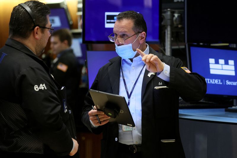 © Reuters. FILE PHOTO: Traders work on the floor of the New York Stock Exchange (NYSE) in New York City, U.S., March 11, 2022.  REUTERS/Brendan McDermid