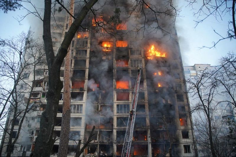 &copy; Reuters. Equipes de resgate trabalham em prédio atingido por disparos de artilharia em Kiev
15/03/2022 Serviço de Imprensa do Serviço Estatal de Emergência da Ucrânia/Divulgação via REUTERS