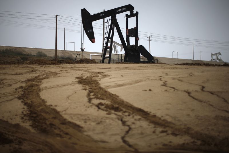 &copy; Reuters. FILE PHOTO: A pump jack is seen on an oil field near Bakersfield on a foggy day, California January 17, 2015. REUTERS/Lucy Nicholson 