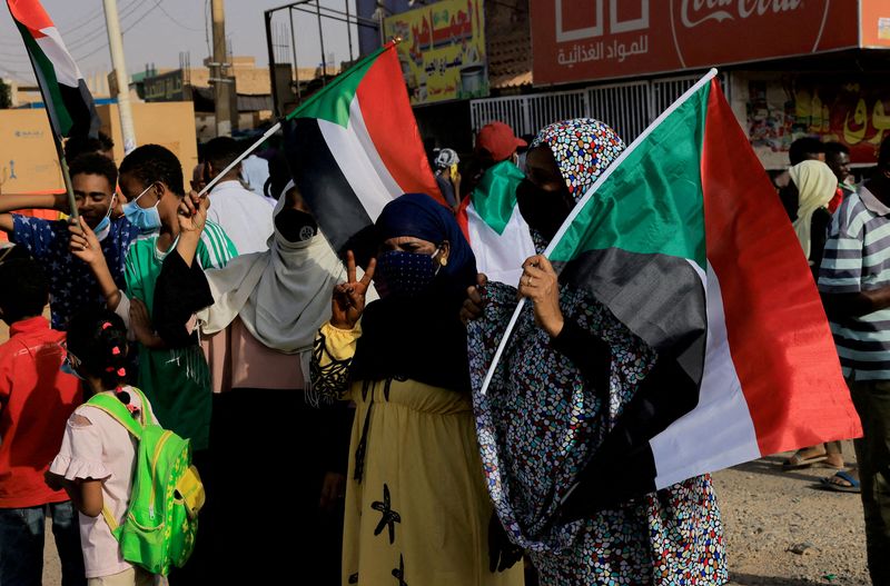 © Reuters. متظاهرون يشاركون في مسيرة احتجاجية ضد الحكم العسكري في أعقاب الانقلاب في الخرطوم في العاشر من فبراير شباط 2022. تصوير: محمد نور الدين عبد الله - رويترز.
