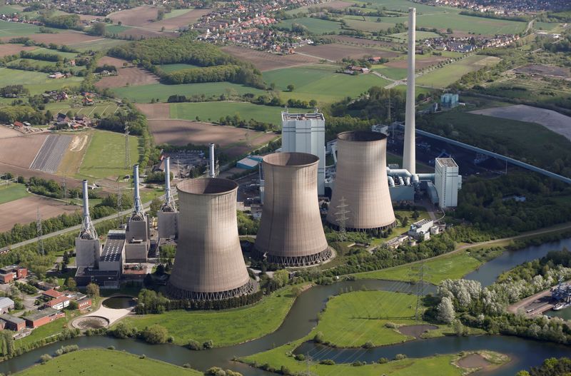 &copy; Reuters. FOTO DE ARCHIVO: Una imagen aérea muestra las cuatro centrales de gas natural "Gersteinwerk" de la alemana RWE Power, una de las mayores compañías de electricidad y gas de Europa, cerca de la ciudad de Hamm, en Renania del Norte-Westfalia, Alemania, el
