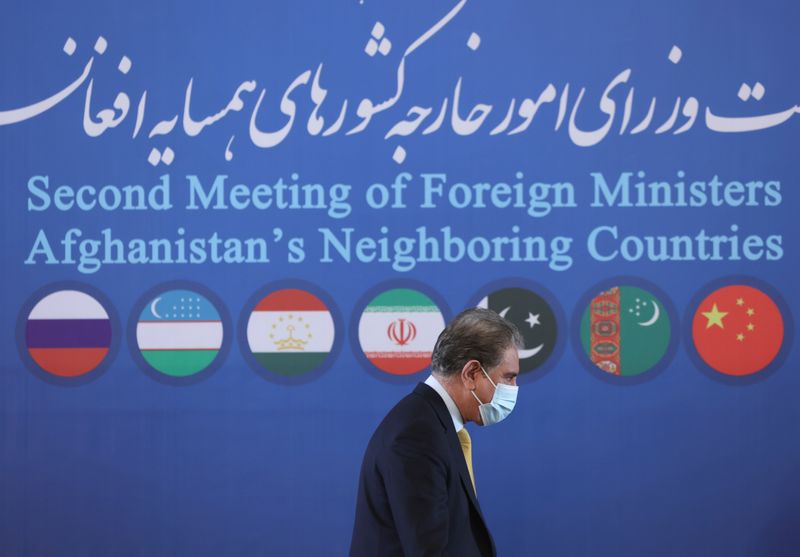 &copy; Reuters. وزير الخارجية الباكستاني شاه محمود قرشي في طهران يوم 27 أكتوبر تشرين الأول 2021. صورة لرويترز من وكالة أنباء غرب آسيا.