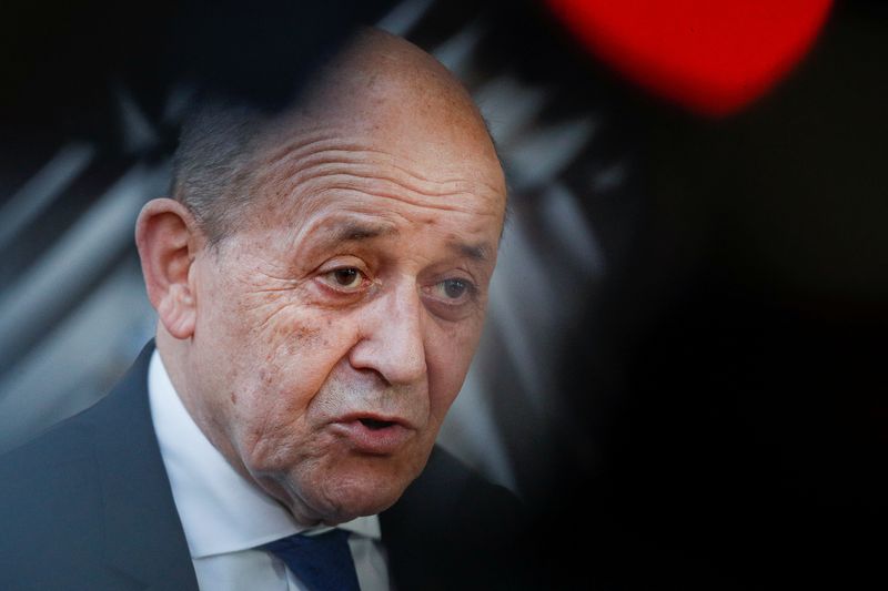 &copy; Reuters. Le ministre français des Affaires étrangères, Jean-Yves Le Drian, a annoncé mardi avoir subi un test de dépistage positif au COVID-19. /Photo prise le 25 février 2022/REUTERS/Johanna Geron