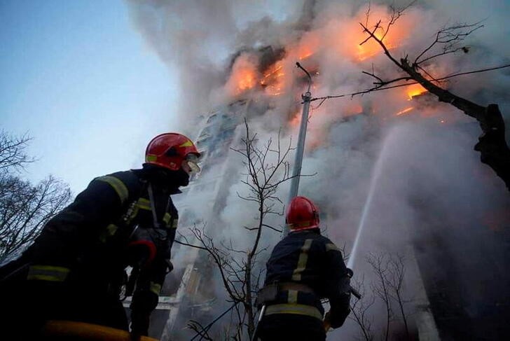 &copy; Reuters. Los bomberos trabajan junto a un edificio residencial dañado por un bombardeo en Kiev, Ucrania. 15 marzo 2022. Servicio de Emergencia Estatal de Ucrania/entrega vía Reuters. ATENCIÓN EDITORES - ESTA IMAGEN FUE ENTREGADA POR UNA TERCERA PARTE.